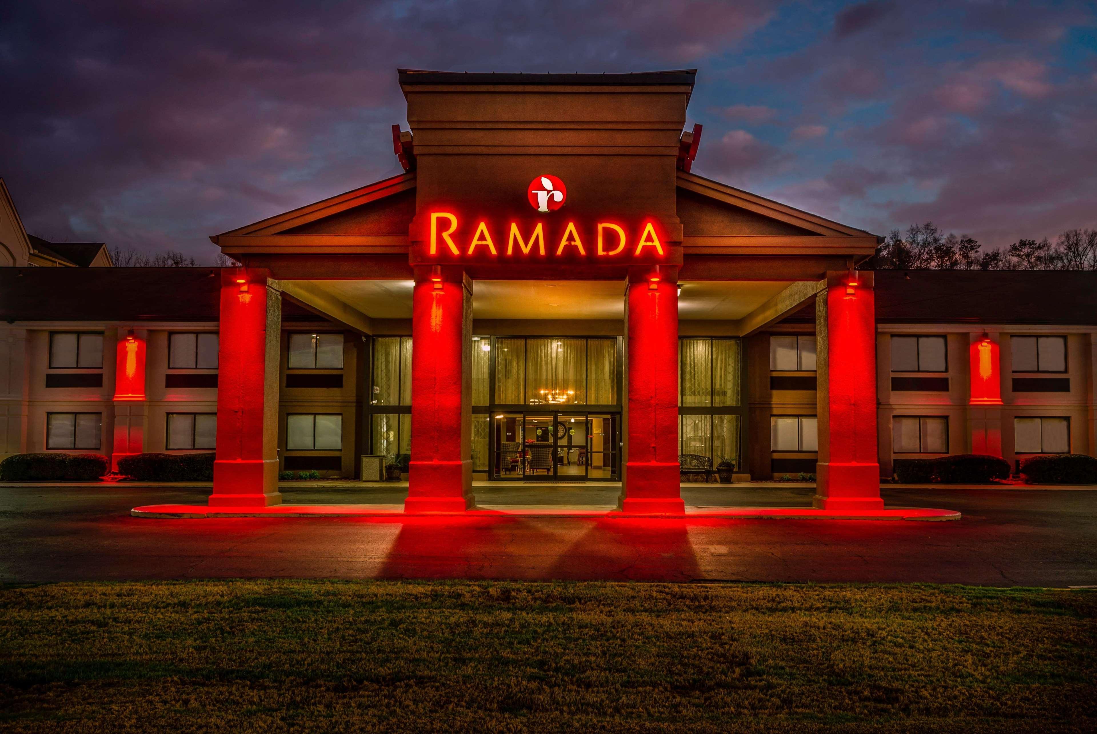 Hotel Ramada By Wyndham Tuscaloosa Exterior foto