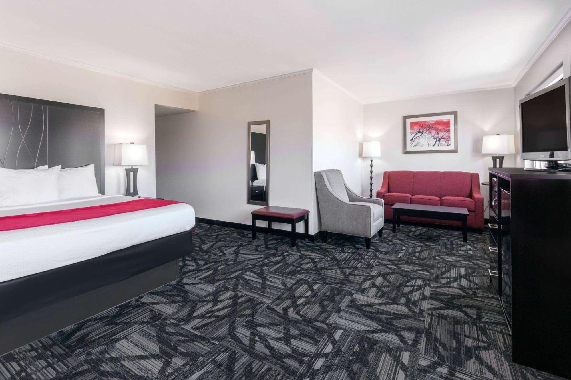 Hotel Ramada By Wyndham Tuscaloosa Exterior foto
